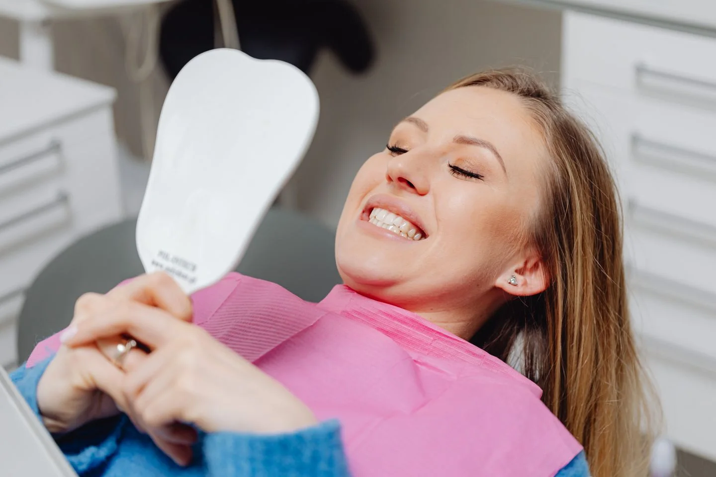 Paciente sonriendo durante una consulta de estética dental